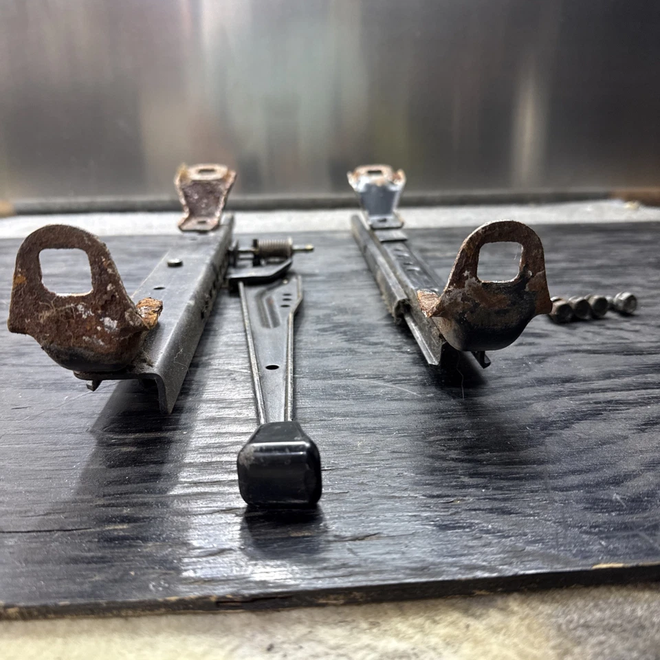 Riel de asiento del conductor usado OEM 1981-1985 Toyota Land Cruiser BJ60 FJ60 con herrajes Foto 4 de 4