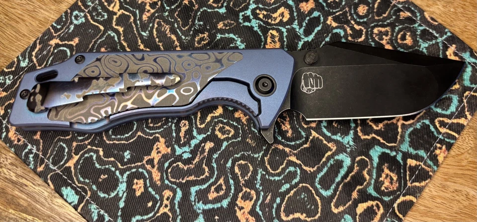 Clip, tachuelas y espaciador Something Obscene Mini J-Cap Timascus Foto 2 de 4