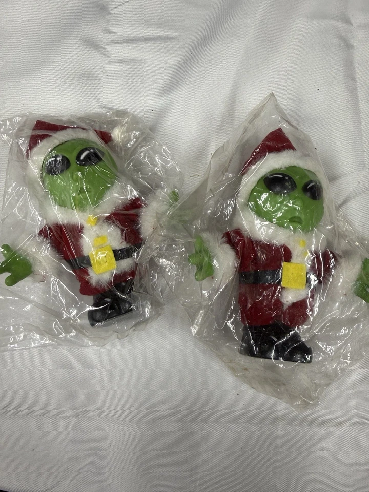 Conjunto de estatuillas de Papá Noel alienígena - Par de vacaciones decoración navideña marciana verde Foto 4 de 4