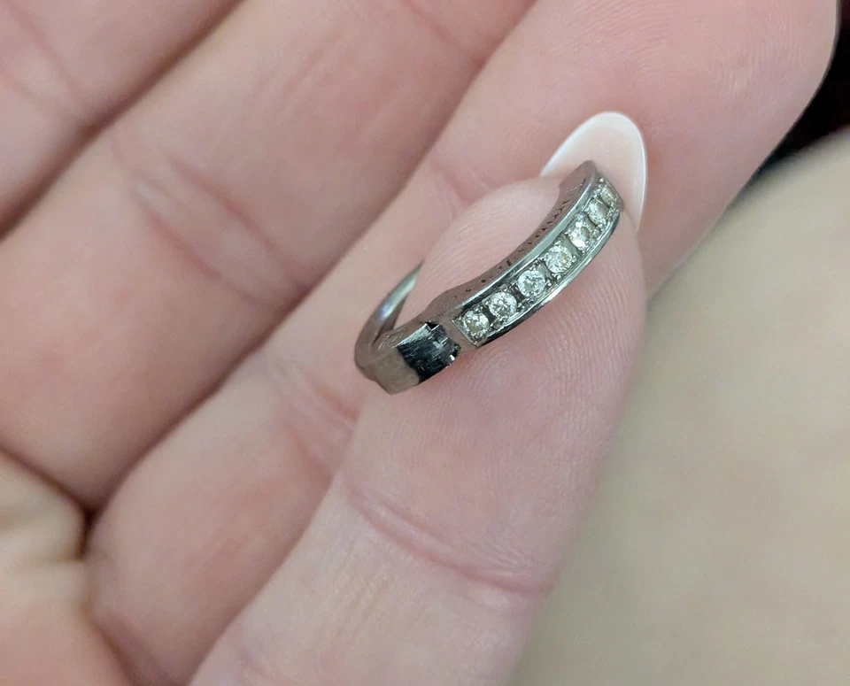 TummyToy Solid 14K White Gold Belly Ring With 7 Pave Set Natural Diamonds Foto 3 de 4