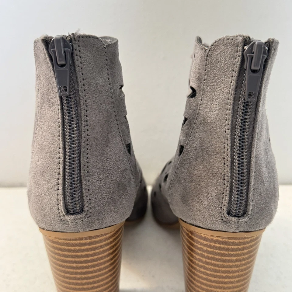 Rampage “ Vinne” Womens Size 8.5 Gray Suede Lace Up Open Toe Heel Sandals. - Image 3 of 4