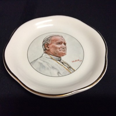 Palissy porcelain 4 3/4'' plate honoring Pope John Paul 11  (ZZ U 2)
