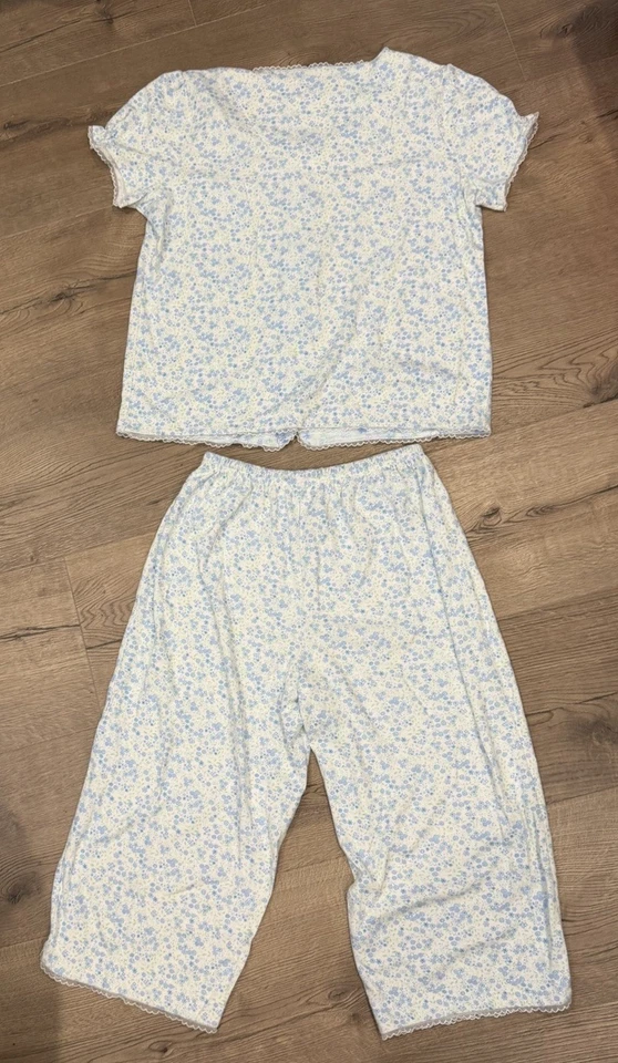 Karen Neuburger Blue Floral Pajama Set Women’s Small Button Top & Capri Pants - Image 4 of 4
