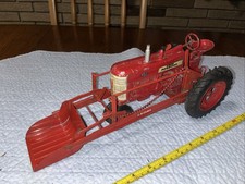 Vintage 1/16 Farmall IH 400 Split Rim With McCormick Loader Tractor Toy