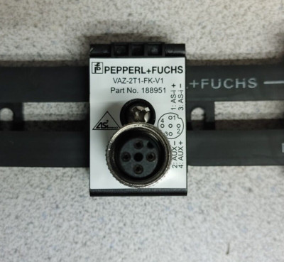 PEPPERL+FUCHS VAZ-2T1-FK-V1 DISTRIBUTION BOX LOT OF 4 NEW!! WOW!!