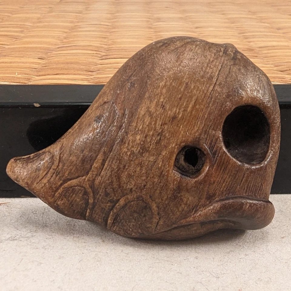 Araña y mosca Netsuke de madera antigua japonesa en hoja de loto Japón Foto 3 de 4