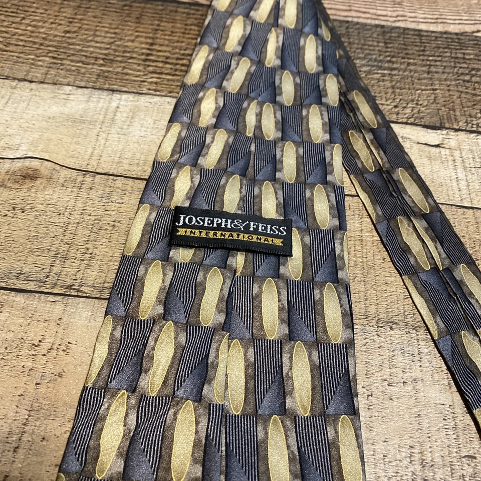 Corbata de seda geométrica Joseph & Feiss beige/verde - 60”x3,75” de largo Foto 3 de 4