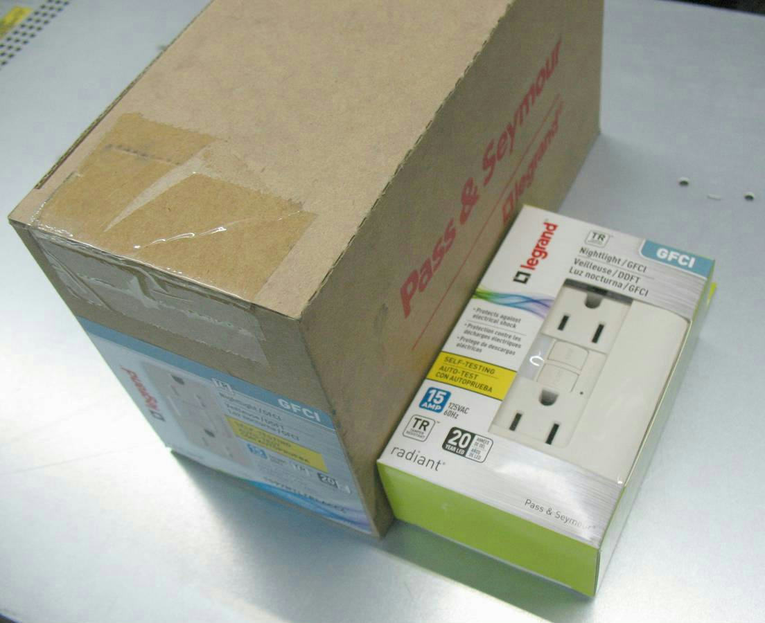 Nightlight GFCI Combo,Dplx Switch,125VAC LEGRAND 1597NTLTRLACC4