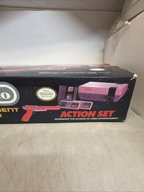 Consola dom&eacute;stica Nintendo NES Action Set - blanca/gris con caja NES-001
