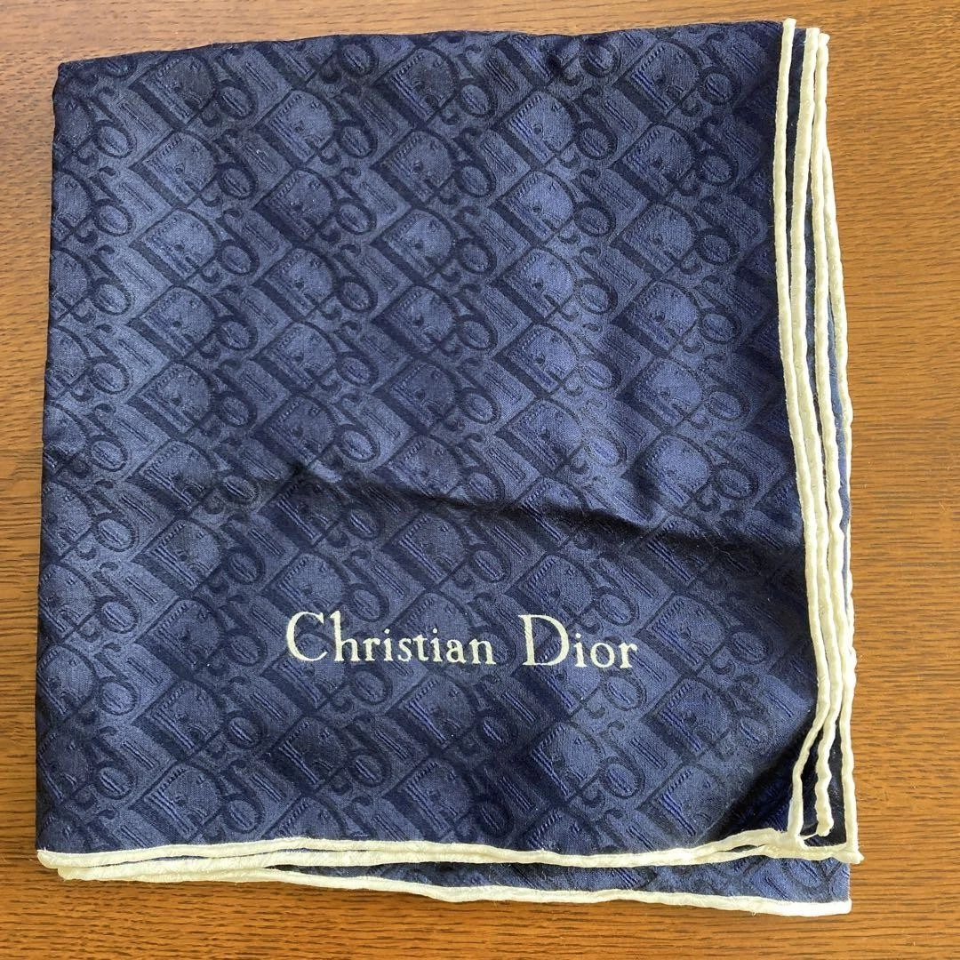 Foulard Christian Dior en soie marine 80 cm x 80 cm lavable main élégant femme