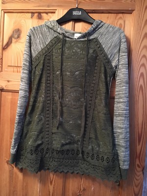 Brandneu ohne Etikett Belle du Jour hübsches khaki-grünes Damentop mit Spitzendetail und Kapuze Größe XS