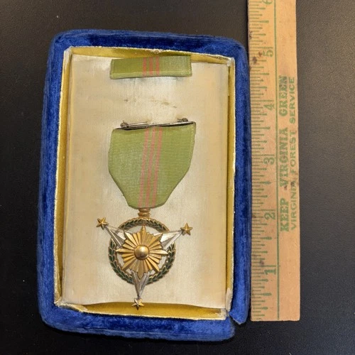 WWII PHILIPPINE MILITARY MERIT MEDAL WW2 & Ribbon In Partial Presentation Box