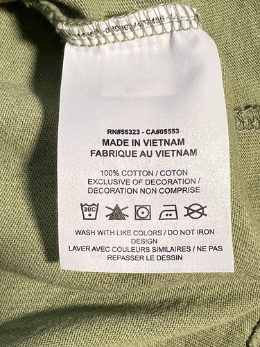 Camiseta Nike Sportswear Premium Essential Bolsillo Verde DR7929 Calce Suelto Pequeña LS. - Imagen 11 de 12