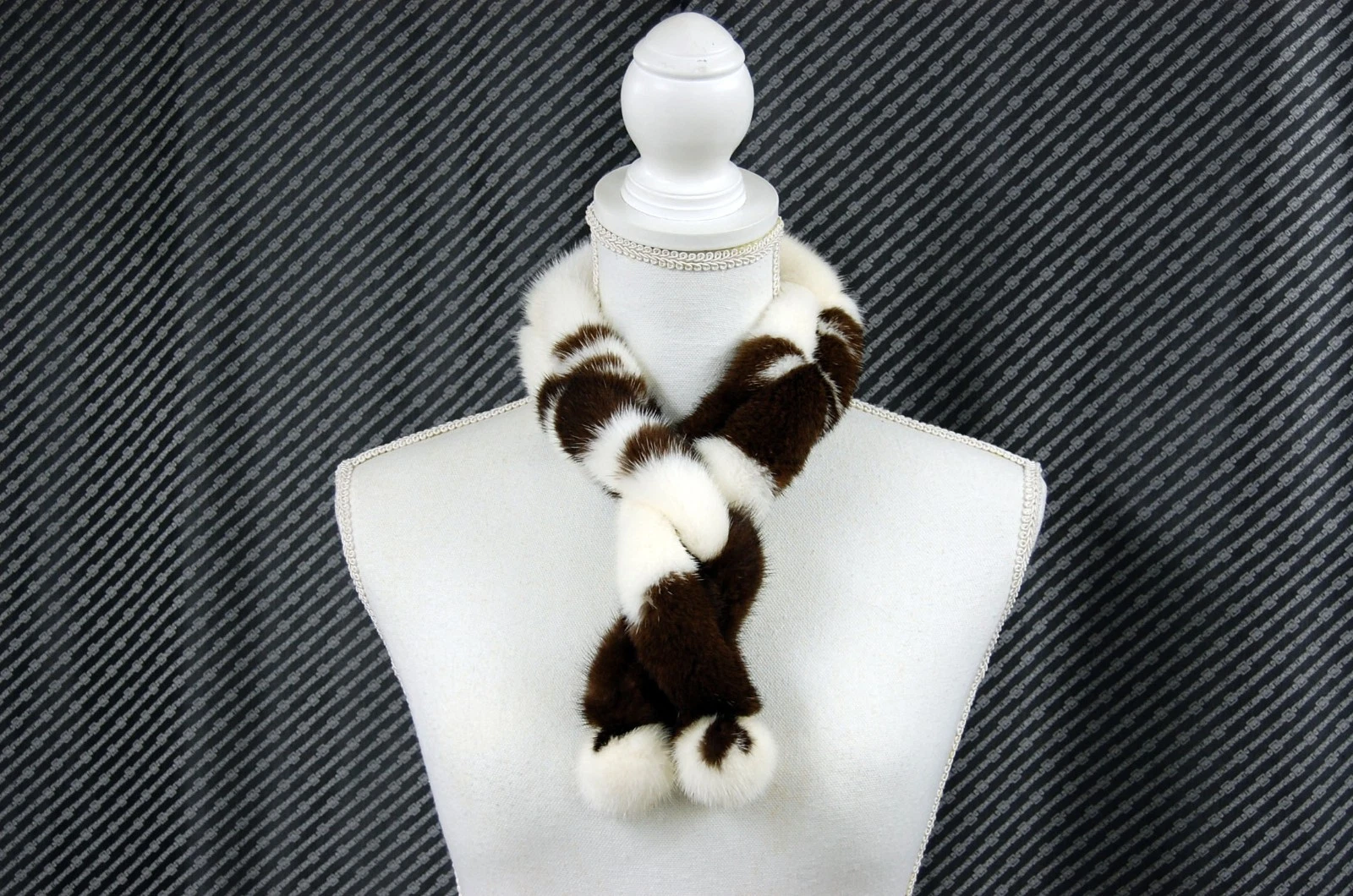 Rare Natural Color Jaguar Mink Fur Ring Chain Scarf – Made in Japan Brand New
Opens in a new window