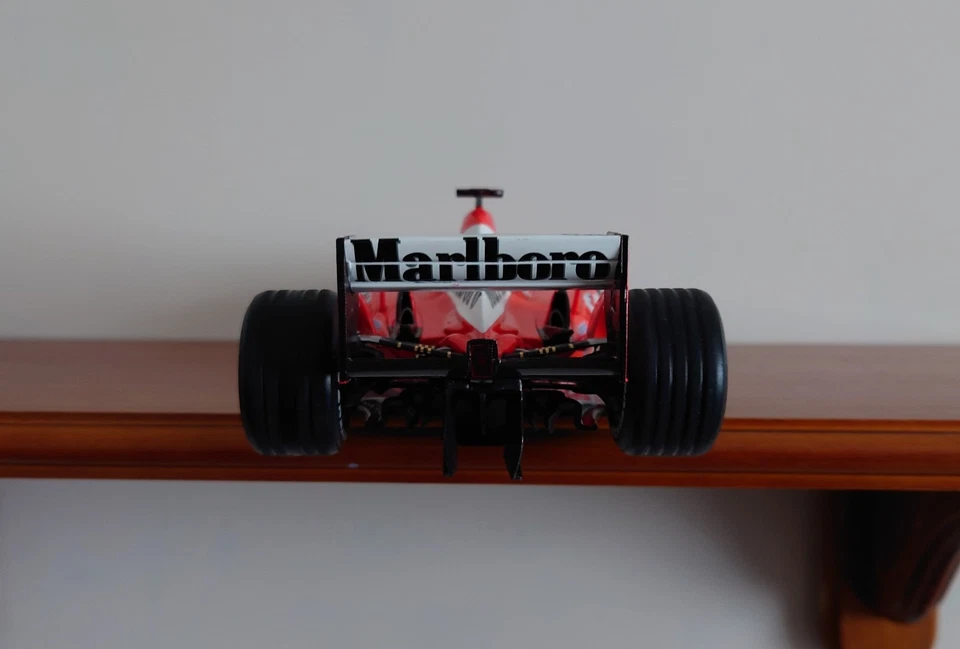 Michael Schumacher 2003 Campeón del Mundo 1/18 Japón Hot Wheels Elite **Actualizaciones** Foto 4 de 4