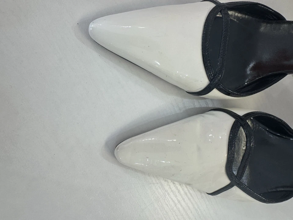 Zapatos de tacón Manolo Blahnik para mujer blancos con correa de cuero negro talla 38 Foto 2 de 4