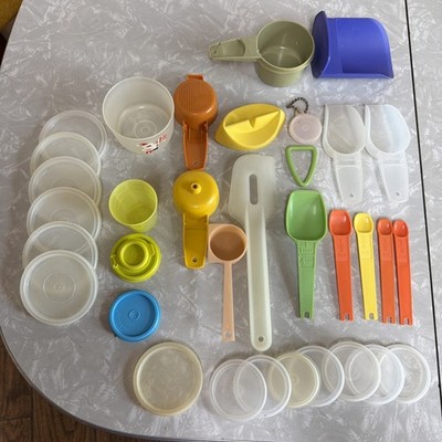 Vtg Tupperware Kitchen Gadgets-Meas.Spoons Strainer Lids Spatula Scoop LOT OF 33