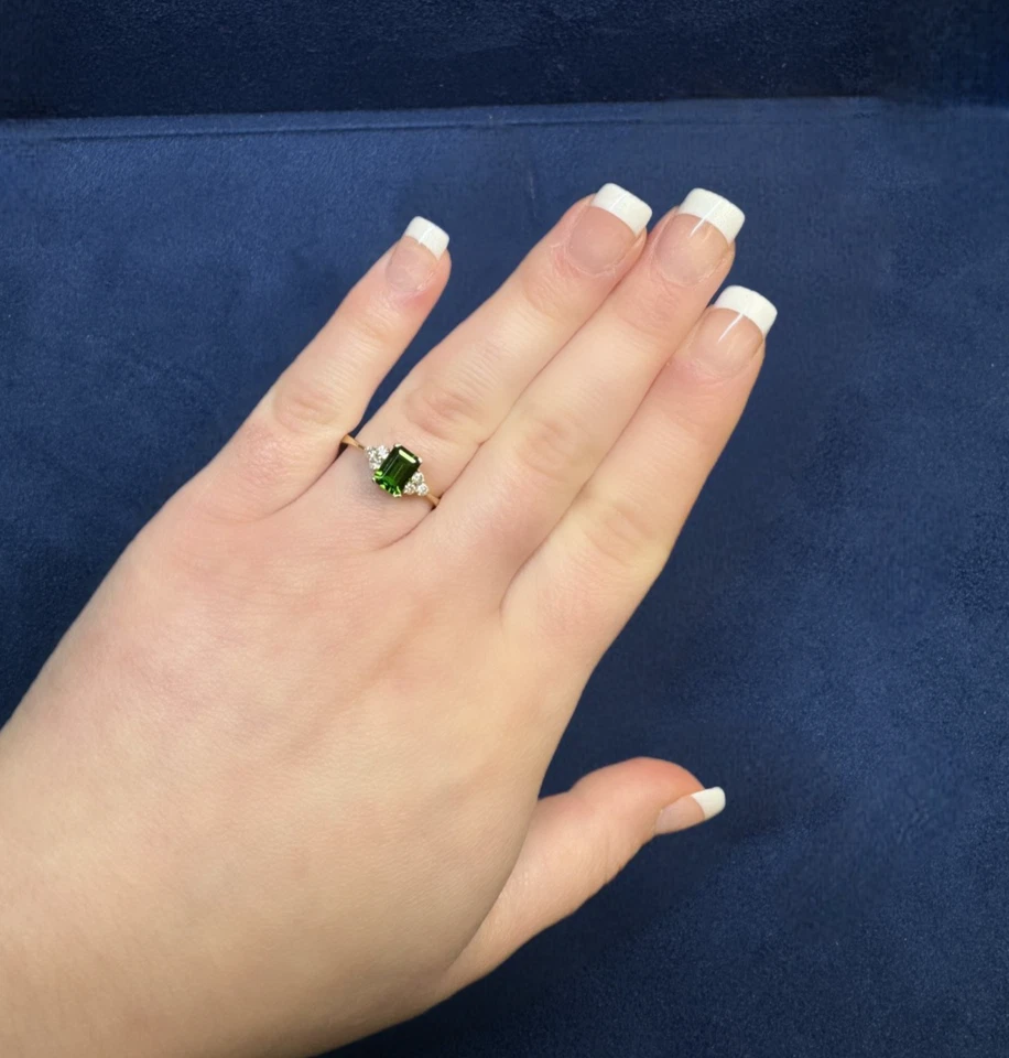 Кольцо из желтого золота 14 карат с натуральным хромированным диопсидом восьмиугольной огранки 1,16 TCW с бриллиантами - Изображение 2 из 3