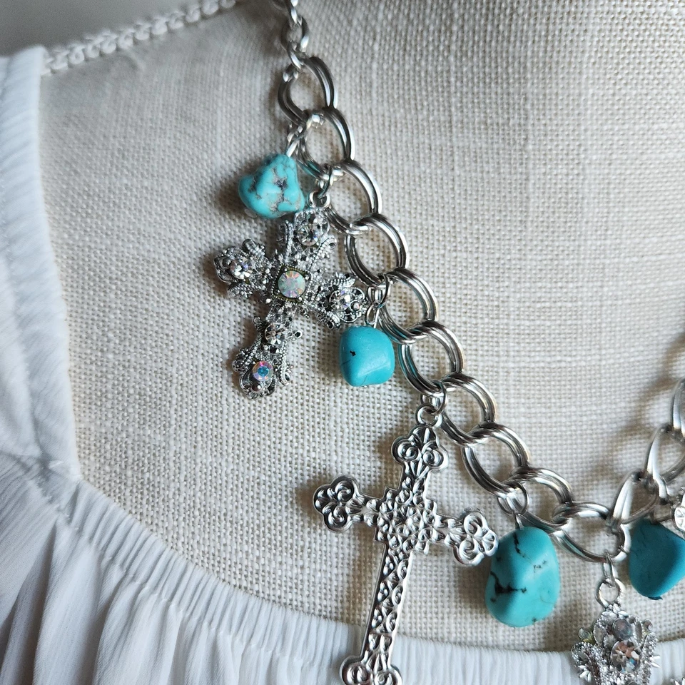 Collar llamativo con dijes cruzados de howlita y diamantes de imitación turquesa sintética Foto 3 de 4