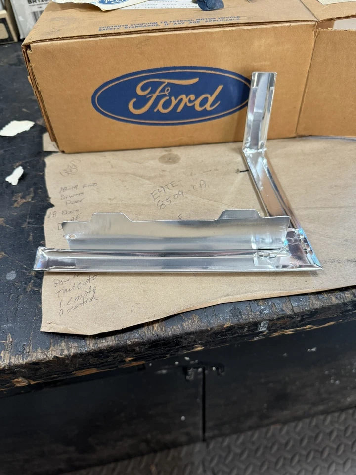 Luz trasera Mercury NOS OEM moldura trasera 83-87 Grand Marquis nueva Foto 2 de 4