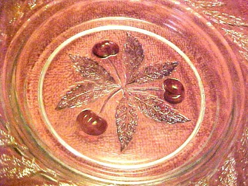 Westmoreland?RARE, CHERRIES AND LEAVES COVERED CHEESE DOME BEAUTIFUL PRESSED - Picture 4 of 5