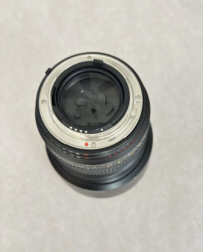 Rokinon  85mm 1.4 Full Frame Lens for Nikon with lens caps + hood - Image 4 of 4