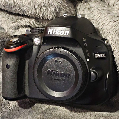 Nikon D5100 DSLR-Kamera Gehäuse/Body Schwarz mit Blitz & Touchscreen