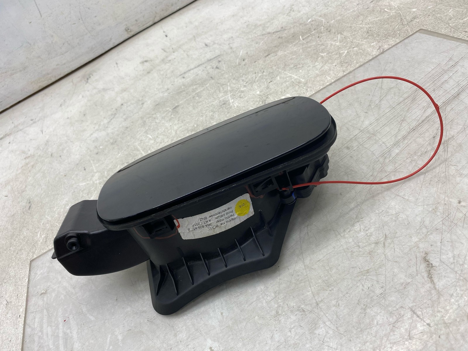 2015-2020 BENTLEY BENTAYGA FUEL TANK FILLER DOOR W/ POCKET & CAP BELUGA (A1A1)