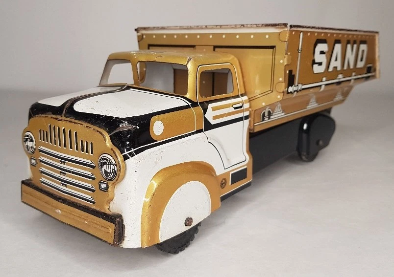 1940'S / 50'S MARX SAND & GRAVEL GOLD, WHITE & BLACK TIN LITHO DUMP TRUCK USA - Image 3 of 4