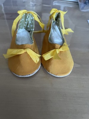 ANTIKE FRANZÖSISCHE DEUTSCHE PUPPENSCHUHE GOLD SEIDE & BÄNDER KOMPLETT GEFÜTTERT 110 x 5 cm
