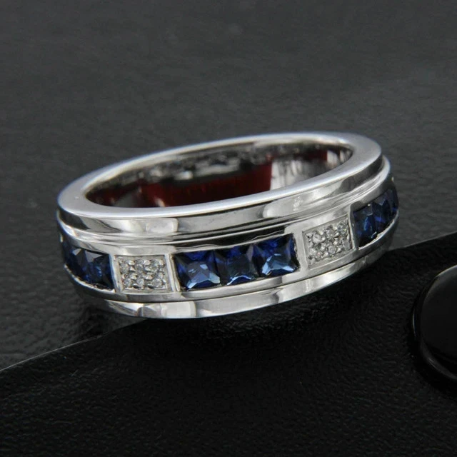 Alianza de boda de zafiro creada en laboratorio por princesa de 2 quilates para hombre enchapada en oro blanco de 14 quilates Foto 3 de 4