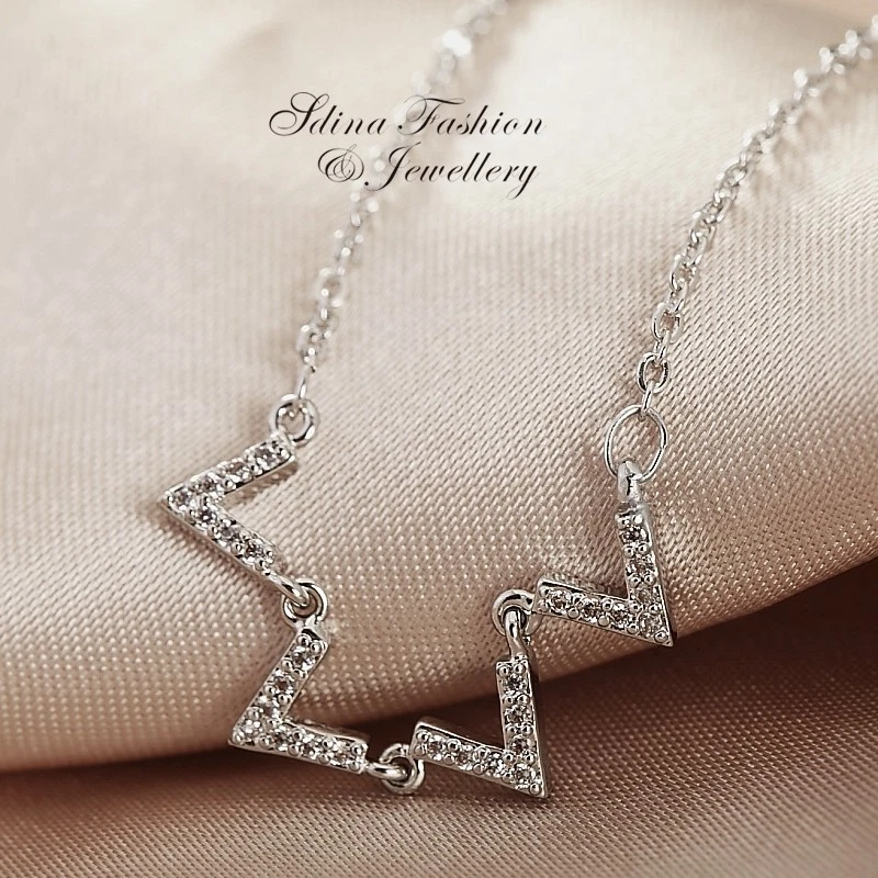 18K White Gold Filled Cubic Zirconia Stylish Triangle Statement Necklace Foto 3 de 4