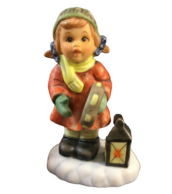 Goebel Figur BH 201/P Berta Hummel Holiday Tambourine Mädchen Winter Goebelfigur