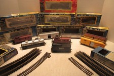 9 AHM HO Trains Box Car Caboose 3 Dome Tank Car Freight Car with Tracks