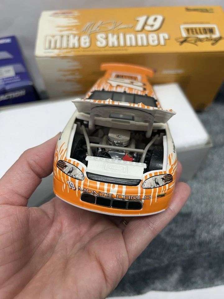 1:24 ACTION NASCAR DIECAST #19 Yellow Freight Mike Skinner 1999 BANCO (RTC210) - Imagem 4 de 4