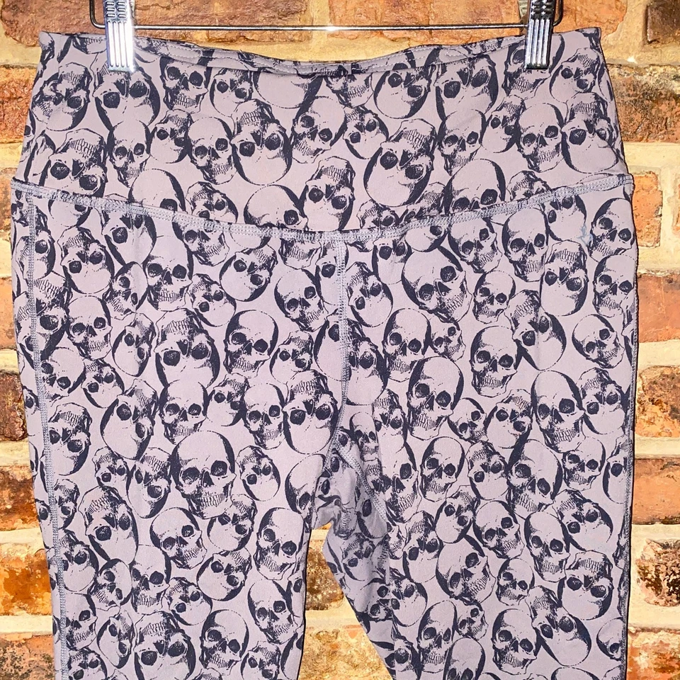 Leggings femininas Torrid Active cinza com estampa de caveira acabamento rosa tamanho 1/1X - Imagem 3 de 4