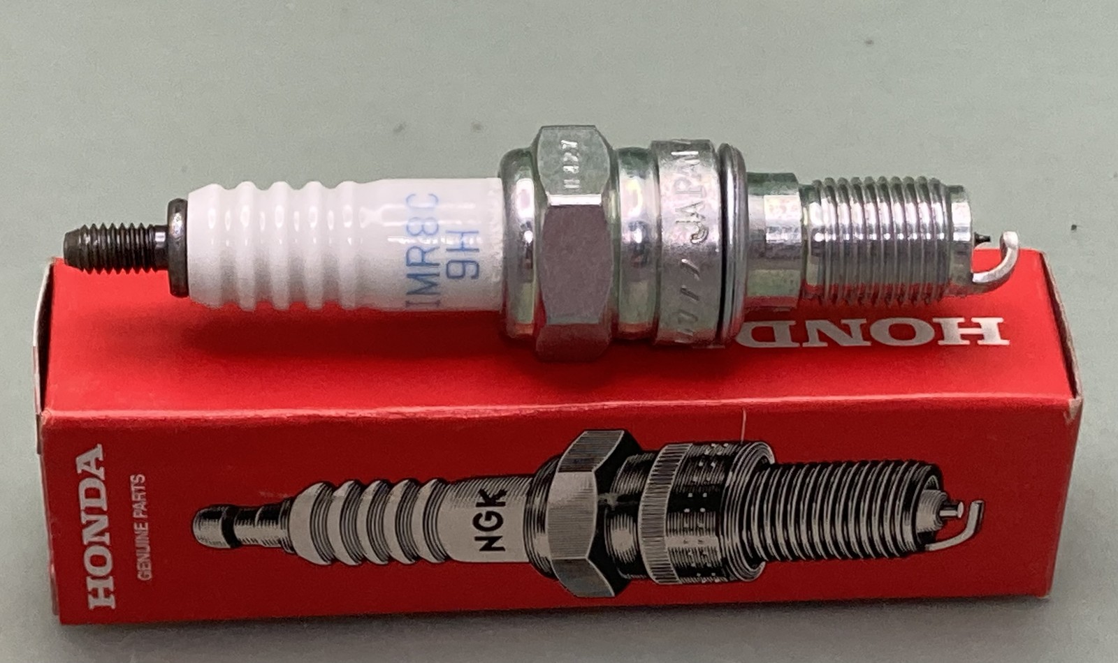 New Genuine Honda 31911-MBW-E11 Spark Plug IMR8C-9H