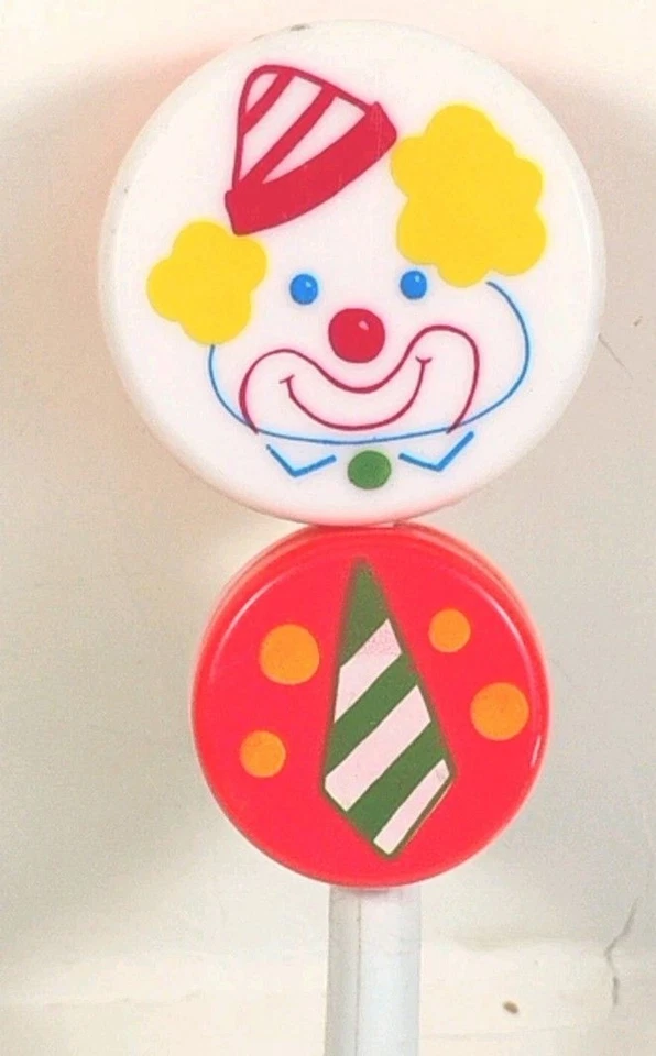 Brinquedo mordedor chocalho bebê palhaço vermelho vintage 7" ventosa gravata verde cadeira alta - Imagem 2 de 4