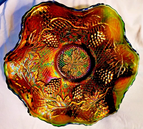 FENTON ART GLASS CONCORD CARNIVAL RUFFLED BOWL IN GREEN