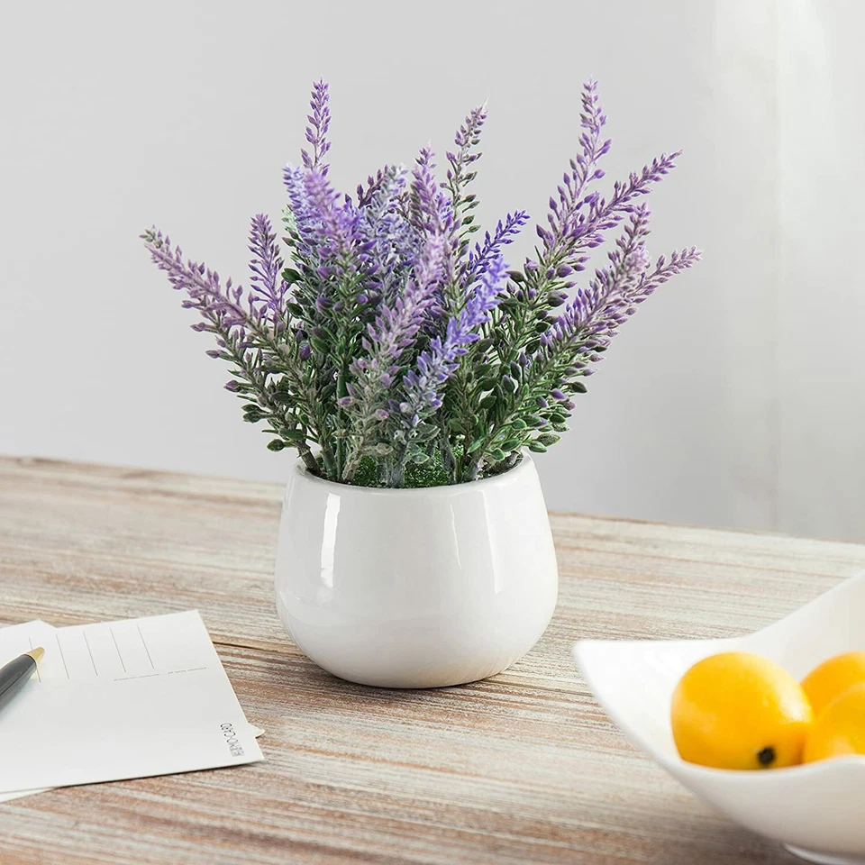 Flores de lavanda púrpura en maceta de cerámica redonda blanca, decoración de plantas falsas de mesa Foto 2 de 4