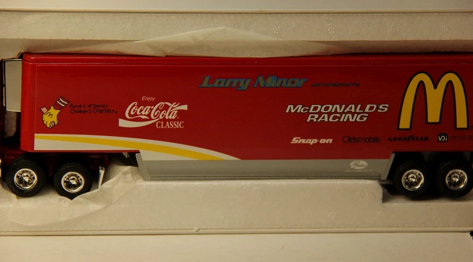 Cruz Pedregon McDonalds Carreras Divertido Coche Transportador Semi Camión II Escala 1/64 Foto 3 de 4