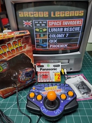 Radica Space Invaders Retro TV Spiel 5 in 1 Plug Play Taito Arcade Stick getestet