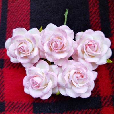 5 x Maulbeer Papier Rankgitter Rosen Blumen 40 mm groß hellrosa & weiß