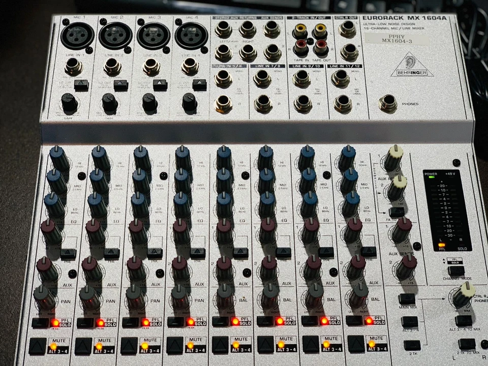 High quality  Behringer  Eurorack  MX 1604A 16 Channel Mic 4 BUS studio Mixer - Image 3 of 4