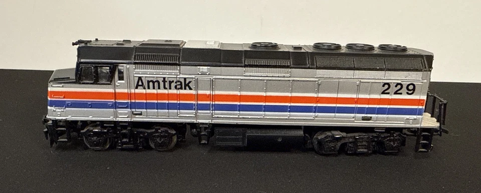 Life-Like HO Scale Powered Diesel Locomotive Amtrak F40PH - Image 3 of 4