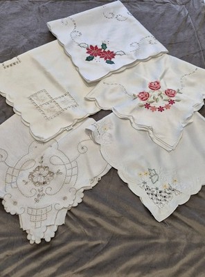 Vintage Tischdecken X5 Blumen gewellter Rand bestickt kleine Anlässe 