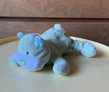 KIK okay Bär Teddy grün blau Plüschtier Kuscheltier Stofftier Bonbon liegend