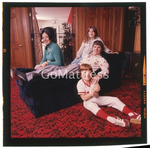 MLB Hit King PETE ROSE w/ Family at Home ** Vintage 2.25" Photo