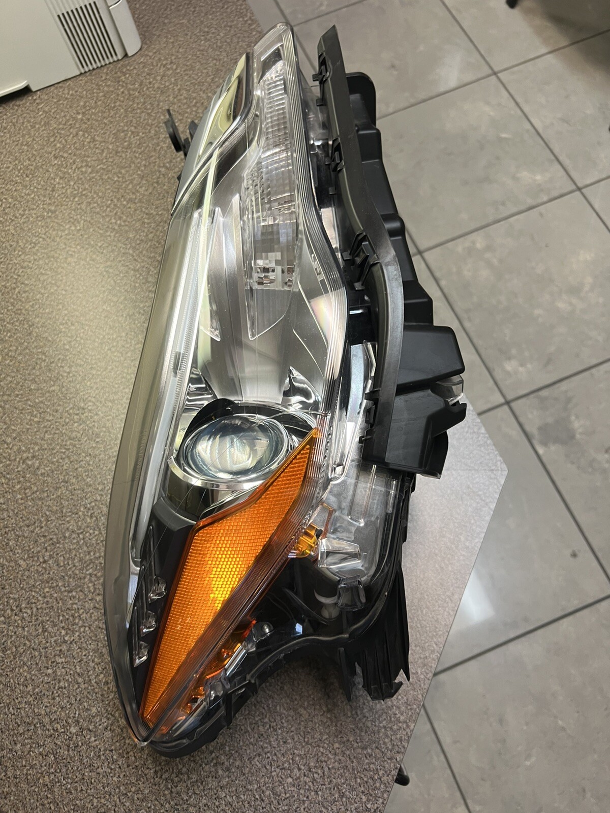 2014-2016 Maserati Quattoporte Front Headlight RH OEM 89102338 / 1-O