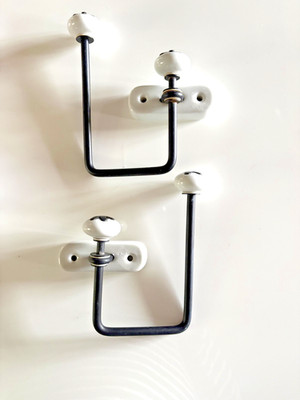 Vintage Hut- und Kleiderhaken Keramik und Metall, U-Form x 2 im Konvolut